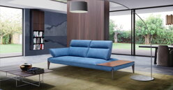 modrá sofa s poličkou CAVESEO